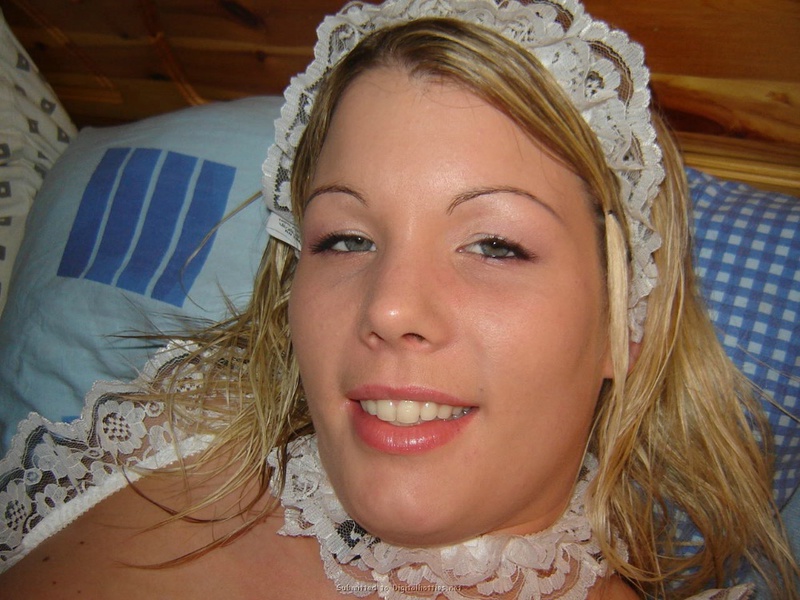 Няшная блондинка с пирсингом в языке примеряет наряд сексуальной горничной 31 фото