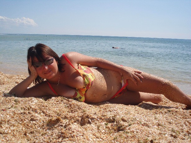 Пухленькая мамаша купается на нудистском пляже 10 фото