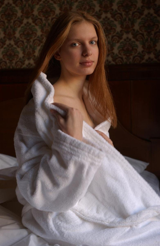 Рыжая девушка с натуральной грудью сняла халат в постели 1 фото