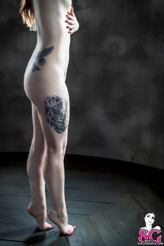 Заключенная с татуировками раздевается в тюремной камере 24 фото