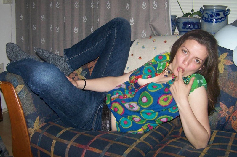 Молодая девка у себя дома на диване показывает сиськи и пизду 1 фото