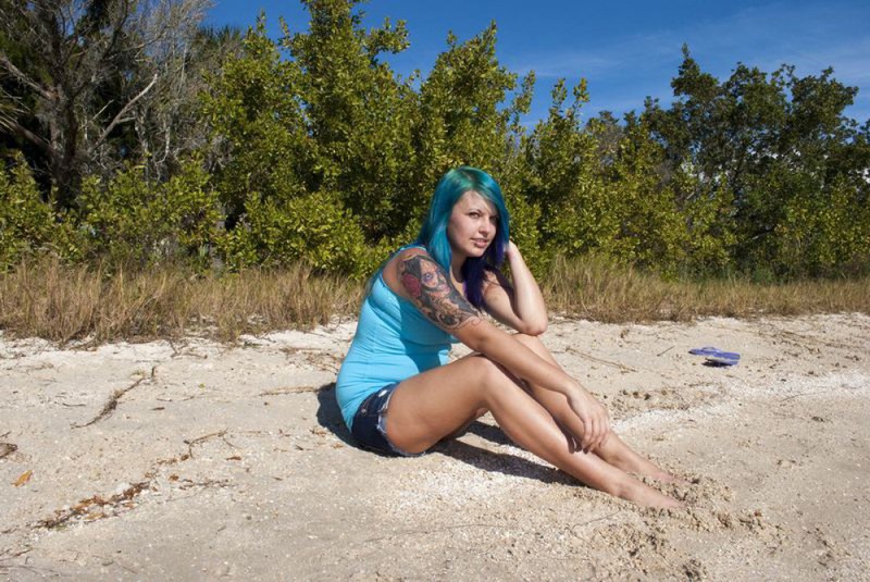 Неформалка с синими волосами разделась у деревьев на пляже 32 фото
