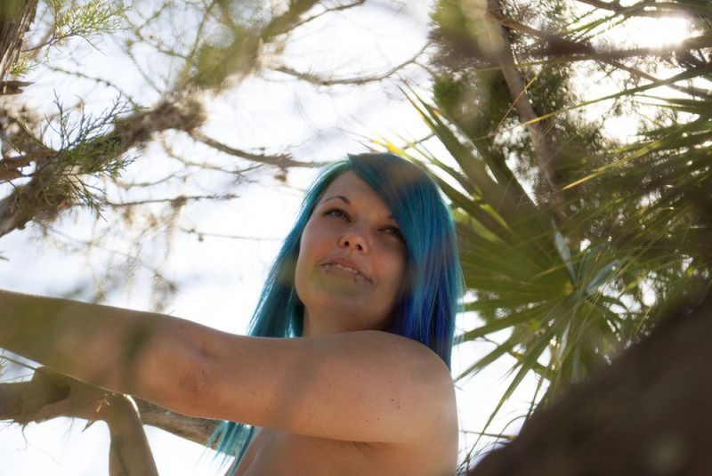 Неформалка с синими волосами разделась у деревьев на пляже 21 фото