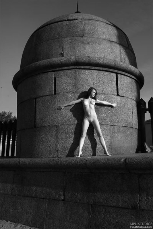 Стрит‑арт художница позирует в неглиже у памятника в Питере 7 фото