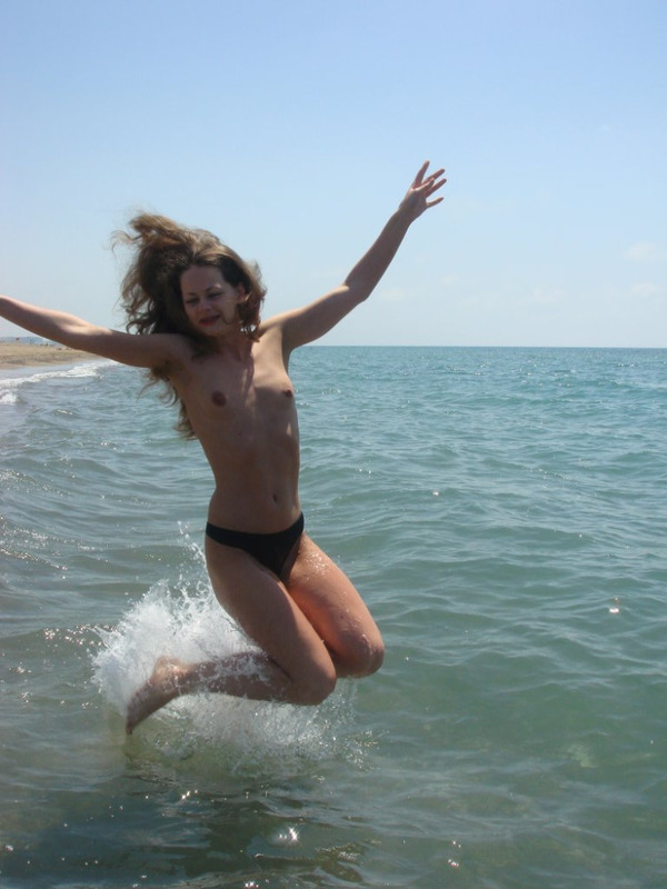 Худая разведенка из Украины снимает купальник на пляже Кипра 8 фото