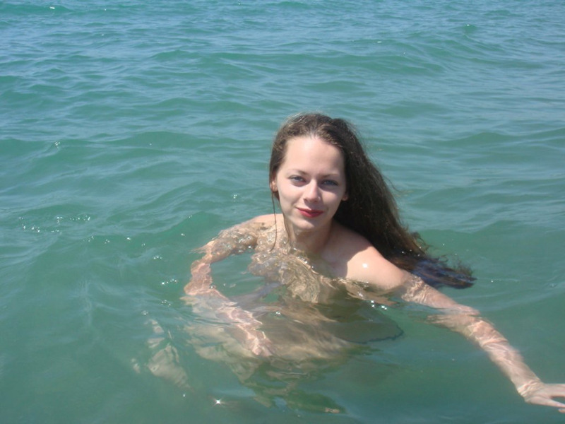 Худая разведенка из Украины снимает купальник на пляже Кипра 10 фото