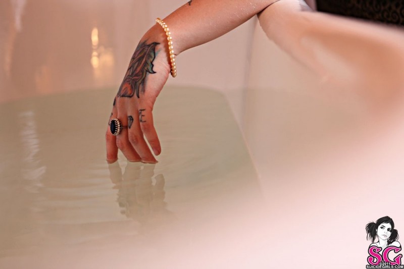 Рыжая телка с татуировками принимает ванну с лепестками роз 13 фото