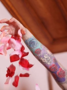 Рыжая телка с татуировками принимает ванну с лепестками роз