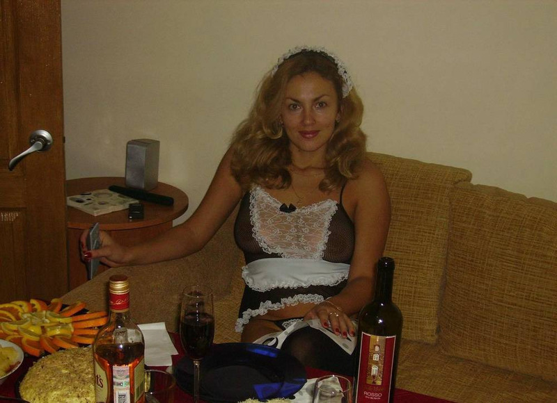 Русская мамочка с большой попкой позирует в униформе служанки 4 фото