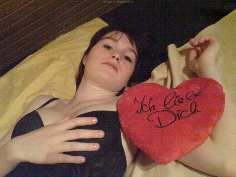 Брюнетка разделась для парня на чердаке в день Святого Валентина 23 фото