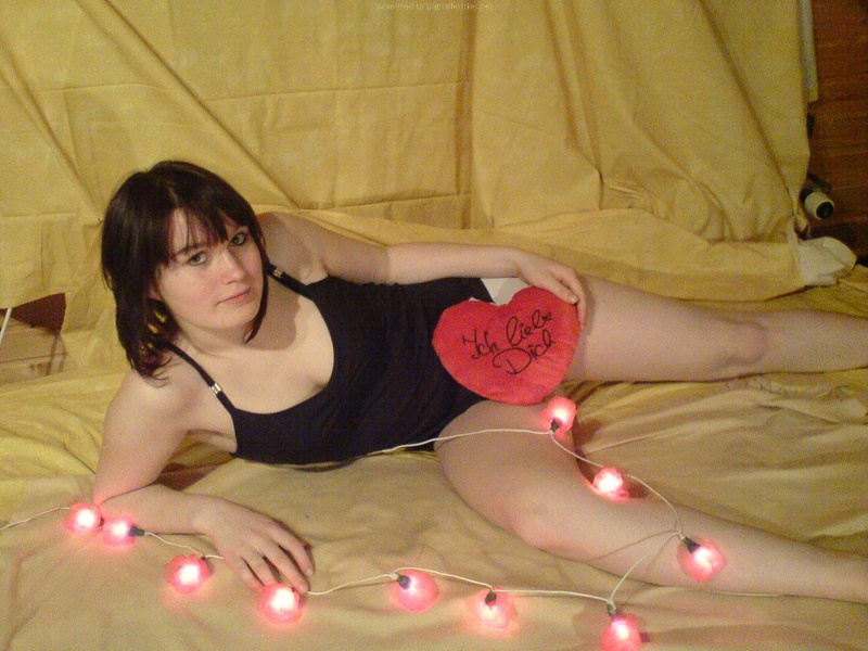 Брюнетка разделась для парня на чердаке в день Святого Валентина 15 фото