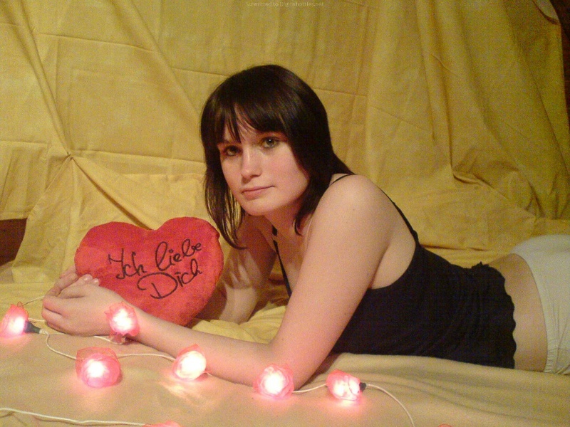 Брюнетка разделась для парня на чердаке в день Святого Валентина 16 фото