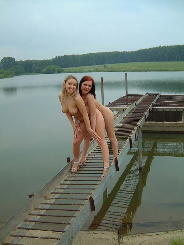 Голые лесбиянки позируют на берегу реки 7 фото