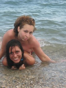 Две молодые любовницы лежат на пляже голышом
