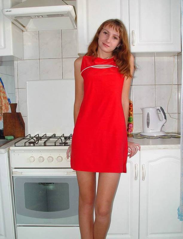 Русская домохозяйка сняла красное платье и белье на кухне 1 фото