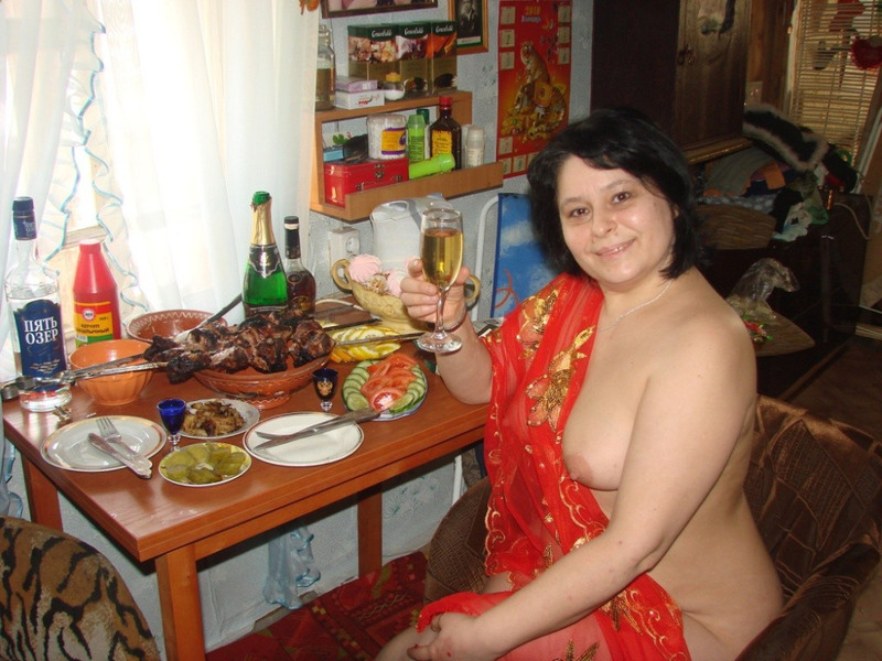Русская пенсионерка отдыхает в загородном доме и парится в бане 5 фото