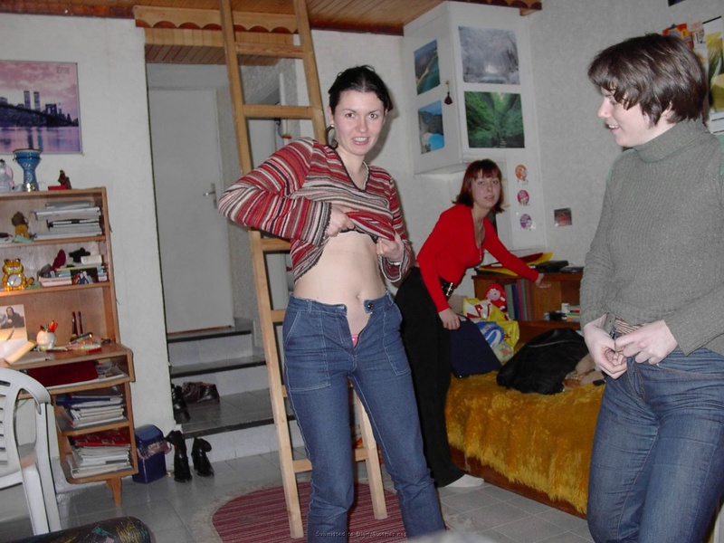 Три русских студентки без парней раздеваются в комнате общаги 5 фото