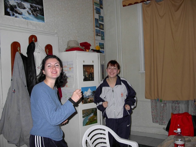 Три русских студентки без парней раздеваются в комнате общаги 3 фото