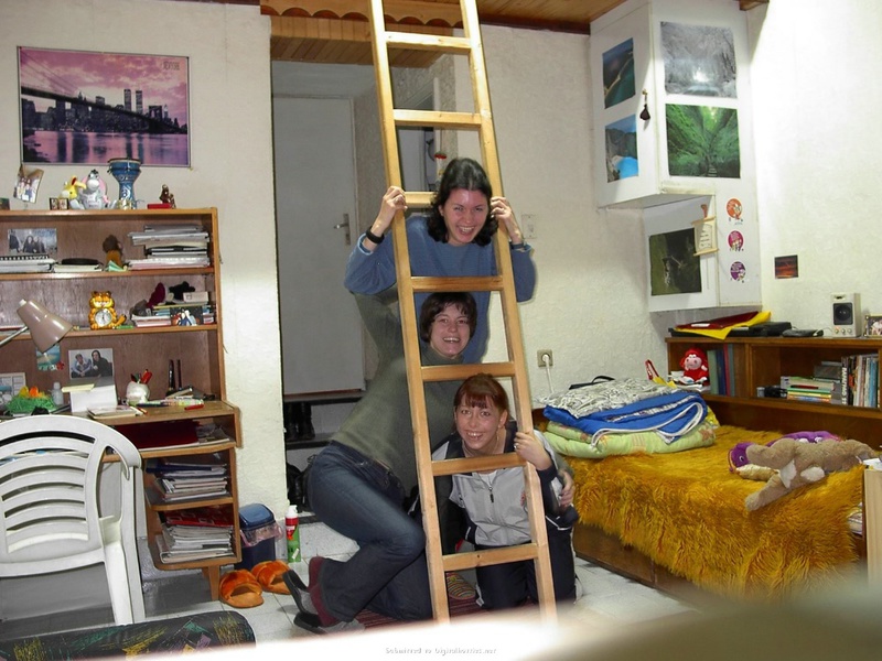 Три русских студентки без парней раздеваются в комнате общаги 4 фото