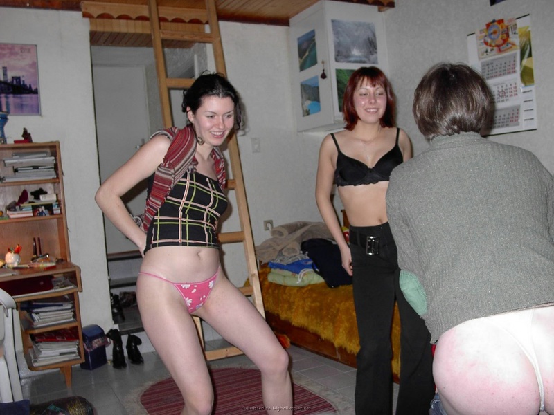 Три русских студентки без парней раздеваются в комнате общаги 7 фото