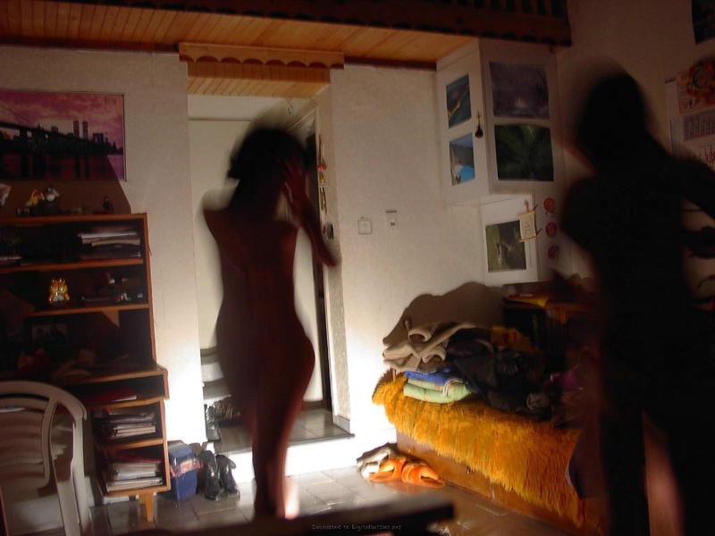 Три русских студентки без парней раздеваются в комнате общаги 22 фото