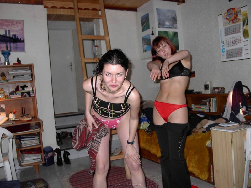 Три русских студентки без парней раздеваются в комнате общаги 8 фото