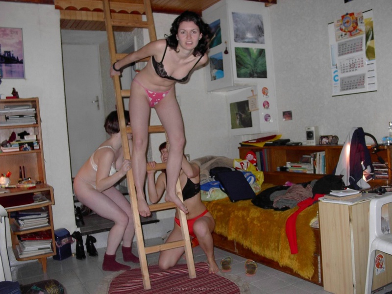 Три русских студентки без парней раздеваются в комнате общаги 13 фото