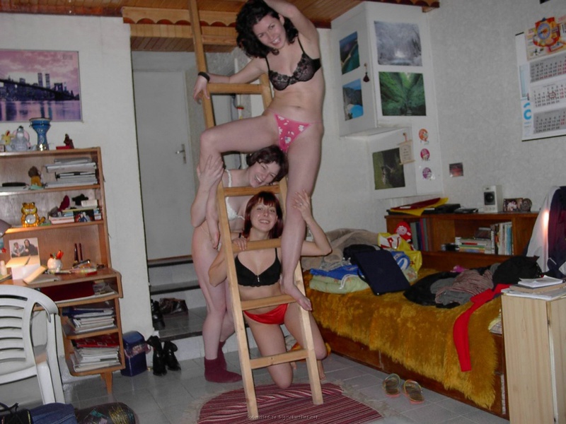 Три русских студентки без парней раздеваются в комнате общаги 14 фото