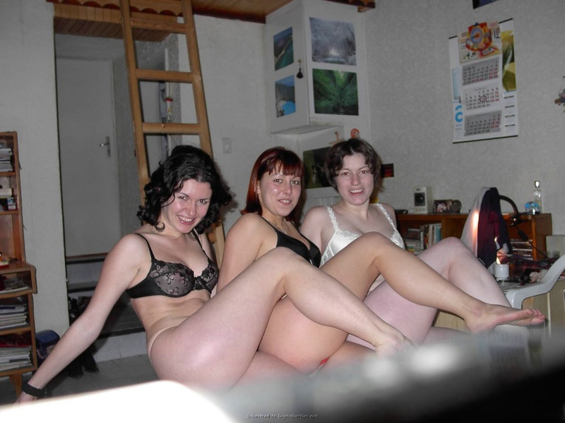 Три русских студентки без парней раздеваются в комнате общаги 15 фото