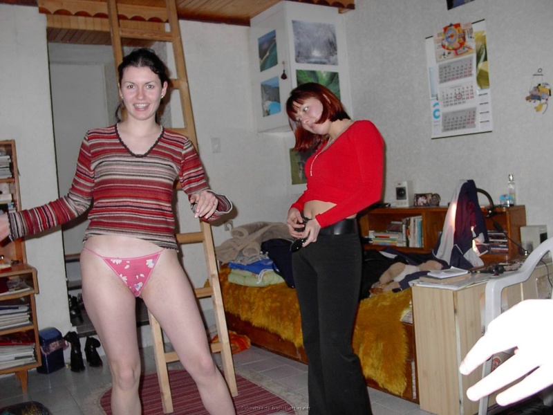 Три русских студентки без парней раздеваются в комнате общаги 6 фото