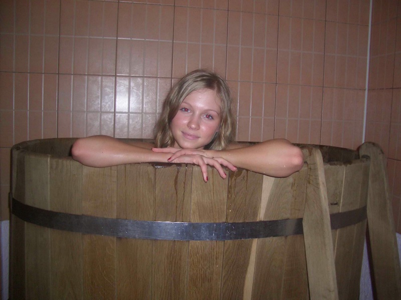Голая блондинка лежит в деревянной ванне 16 фото