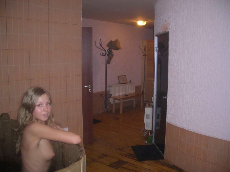 Голая блондинка лежит в деревянной ванне 17 фото