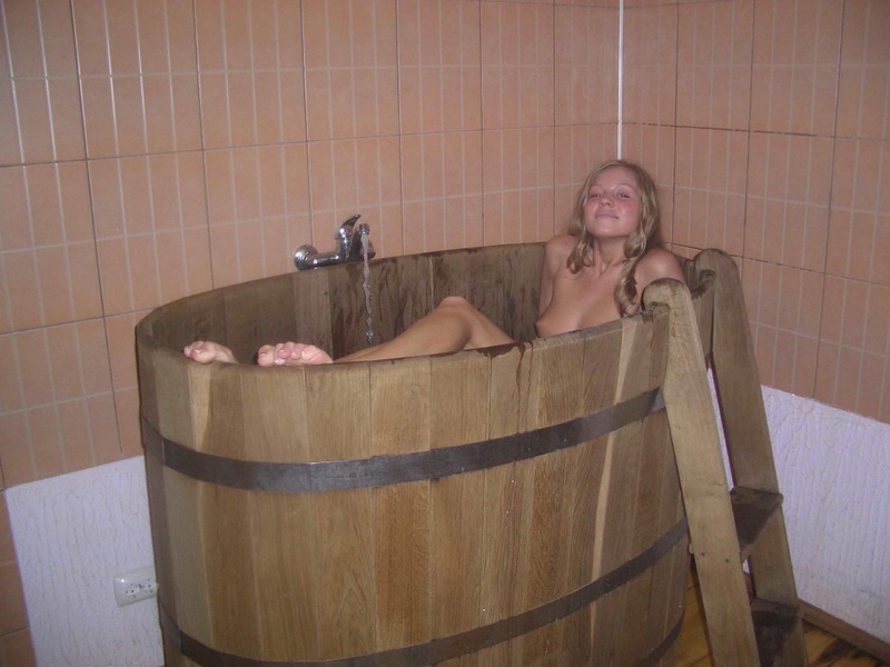 Голая блондинка лежит в деревянной ванне 15 фото