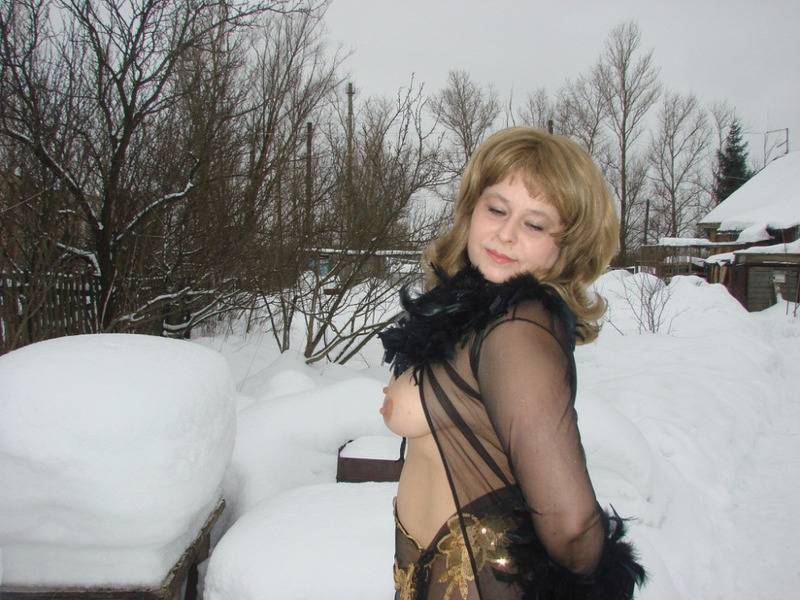 Голая дама сосет член дома и позирует зимой на улице 15 фото