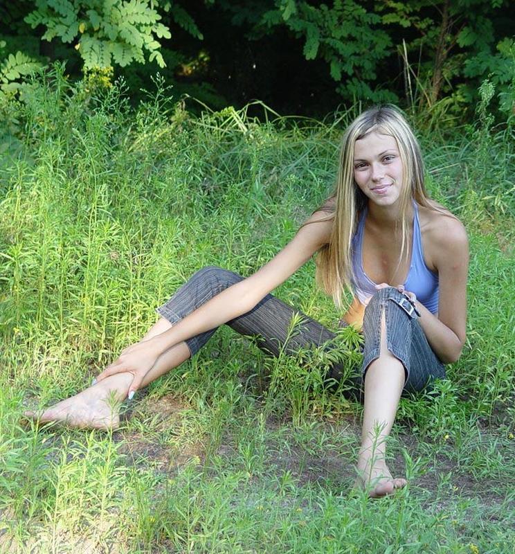 Блондинка сняла майку и джинсы на лесной тропинке для хахаля 3 фото