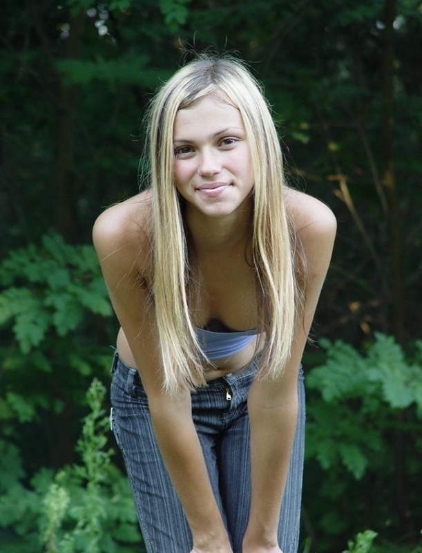 Блондинка сняла майку и джинсы на лесной тропинке для хахаля 5 фото