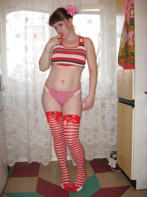 Русская продавщица примеряет эротическую одежду для любовника 1 фото