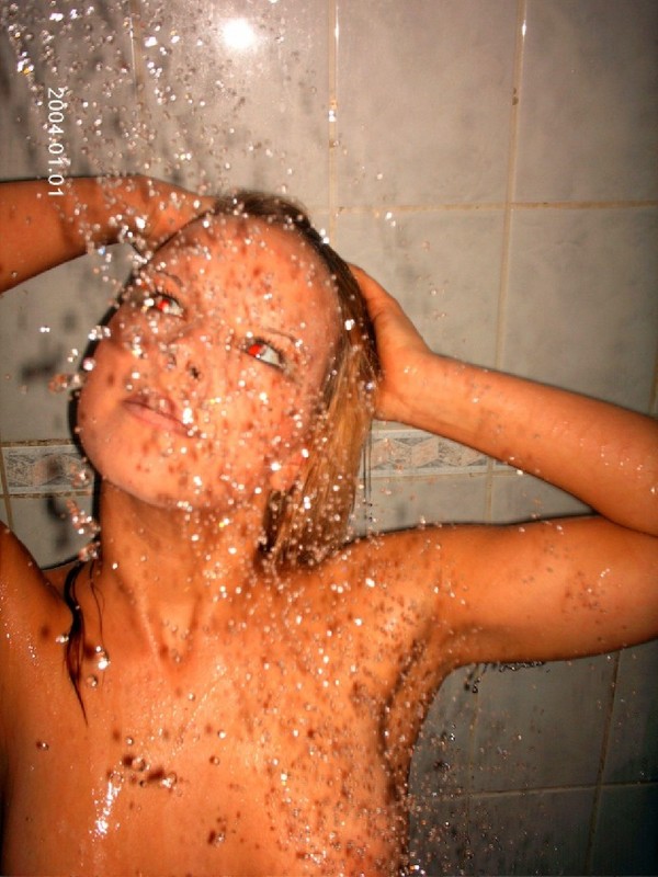 Молодая худышка в ванной мнет сиськи 18 фото