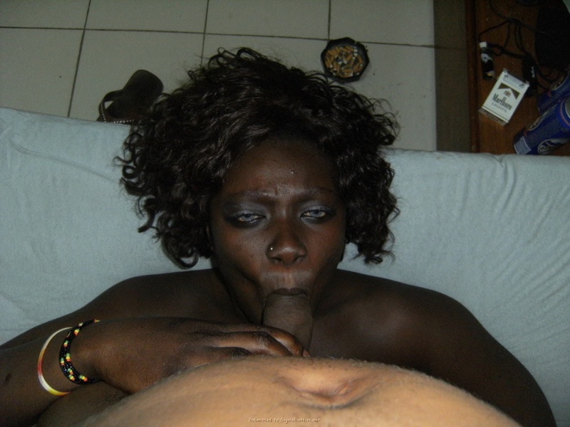 Голубоглазая негритянка сосет член мужу и показывает киску 11 фото