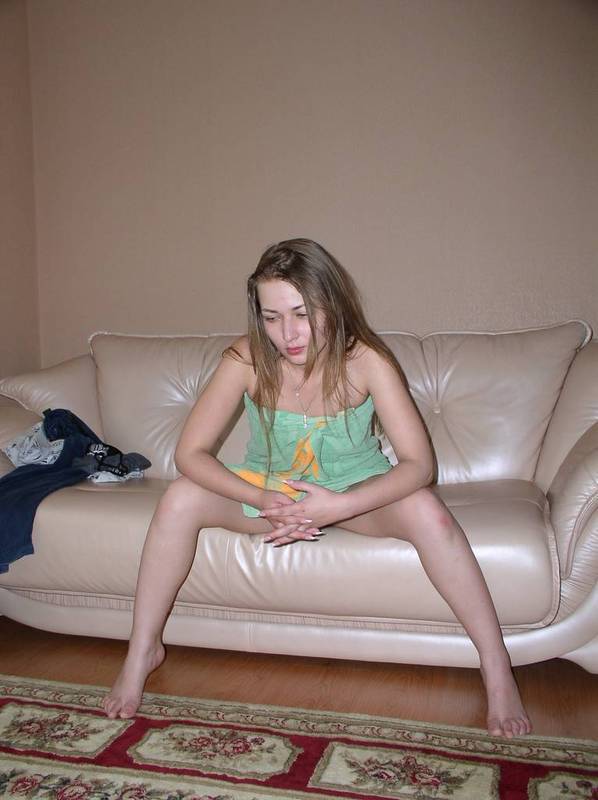 Русская девушка позирует для своего парня в белье и голой 4 фото