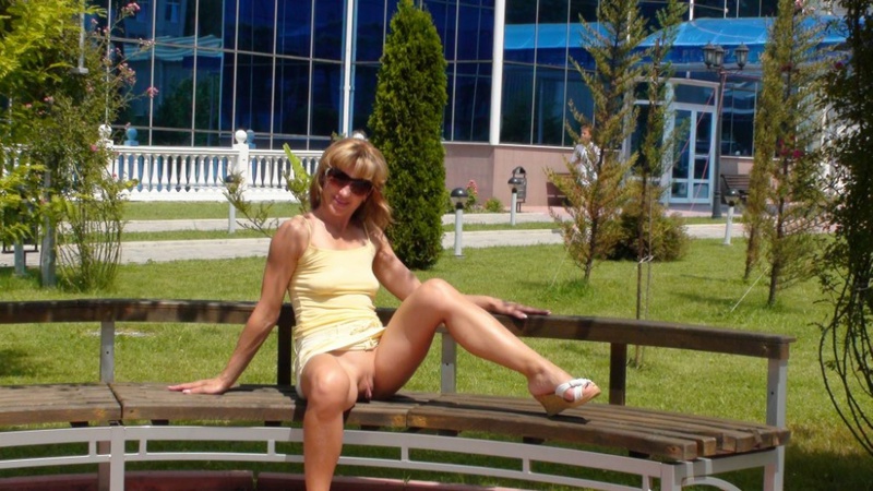 Русская блондинка светит киской и попкой в городе и на отдыхе 8 фото
