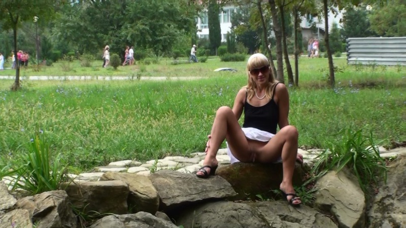 Русская блондинка светит киской и попкой в городе и на отдыхе 2 фото