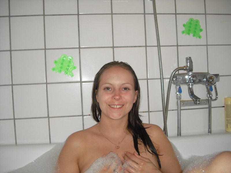 Домашняя девушка меряет красное белье и принимает ванную 7 фото