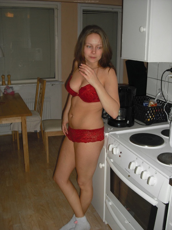 Домашняя девушка меряет красное белье и принимает ванную 3 фото