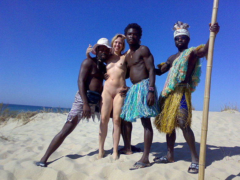 Подборка нудистов на общественных пляжах 13 фото