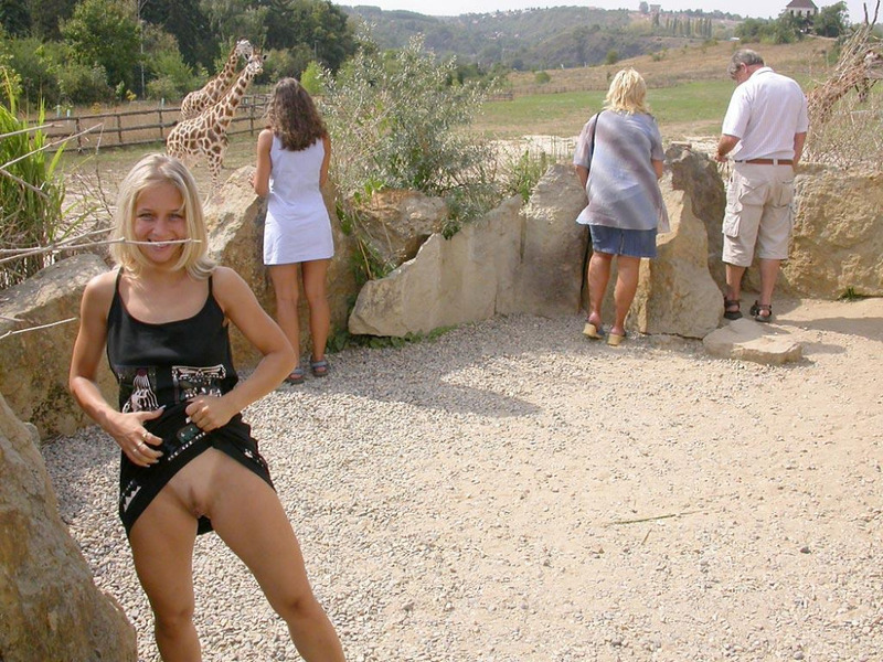 Неосторожная блондинка выставляет сиси и попку на прогулке 12 фото