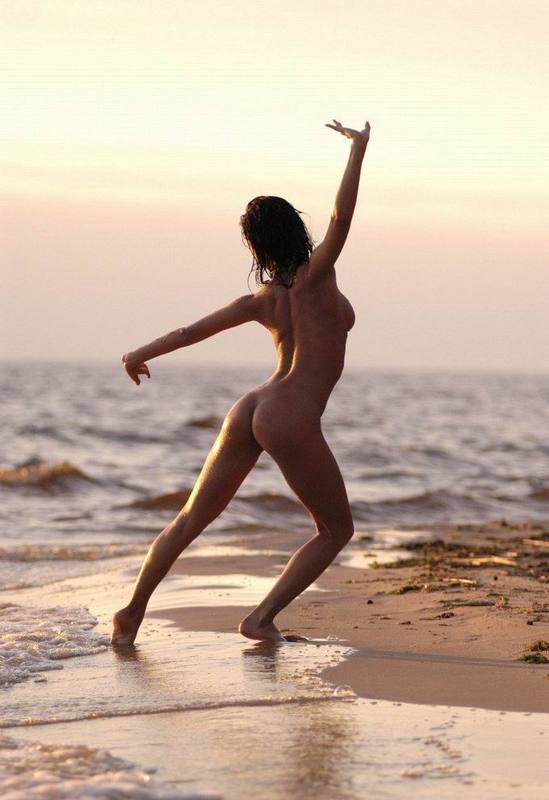 Голая гимнастка демонстрирует пластичность на морском пляже 4 фото