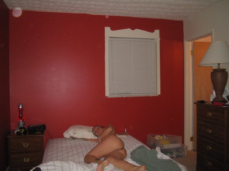 Кокетливая девушка собирается раздеваться в спальне 7 фото