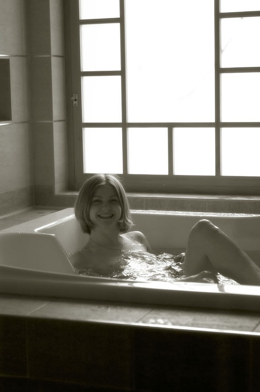 Голая девка в ванной играет 18 фото