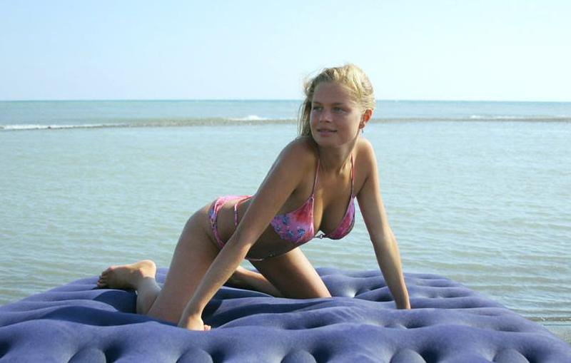 18-летняя блондинка показывает сиськи сняв купальник 2 фото